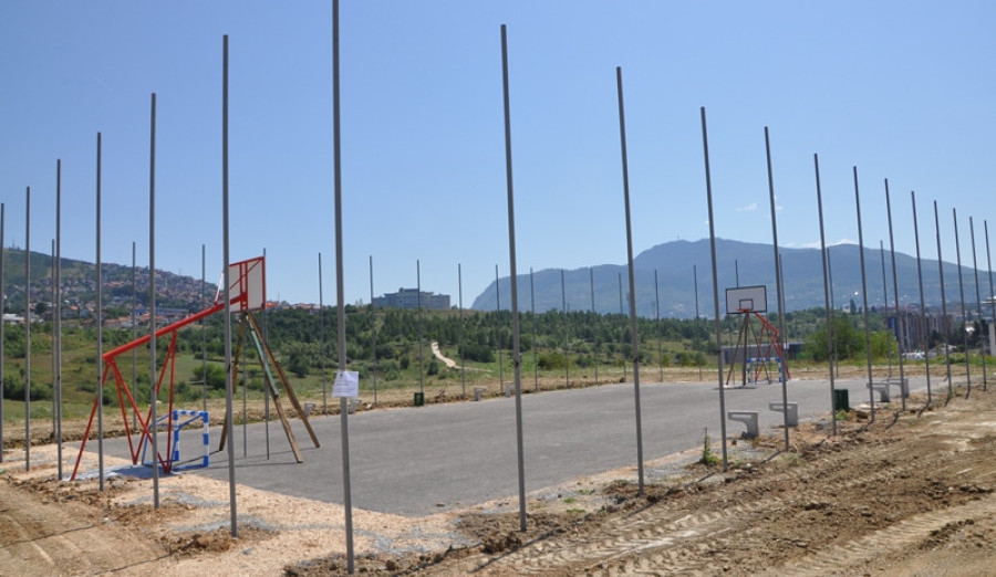 Počelo opremanje sportske plohe na Šipu