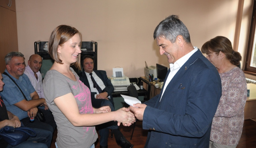 Djeci šehida i poginulih boraca uručen školski pribor i novčana pomoć