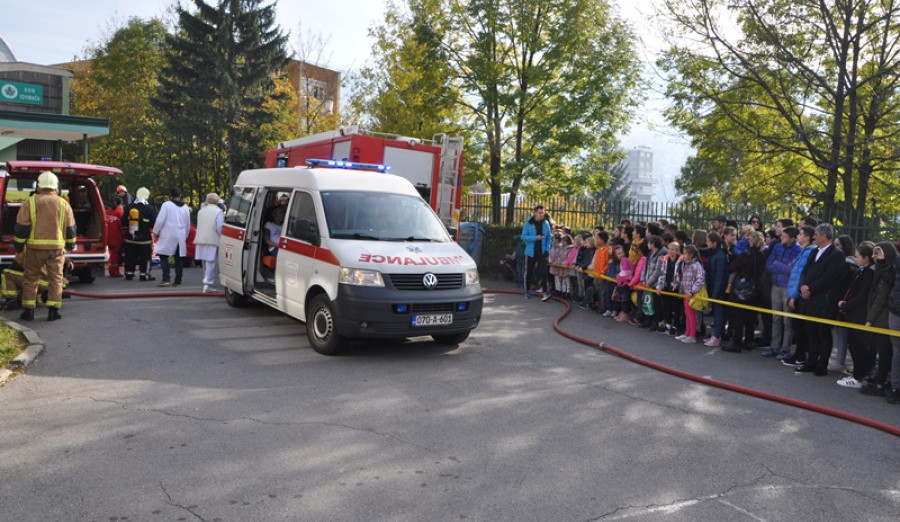 Taktičko-pokazna vježba simulacije požara u Osnovnoj školi „Silvije Strahimir Kranjčević“