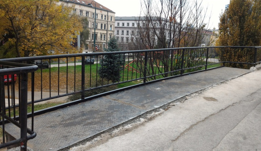 Započelo uklanjanje kontejnera sa trotoara i saobraćajnica