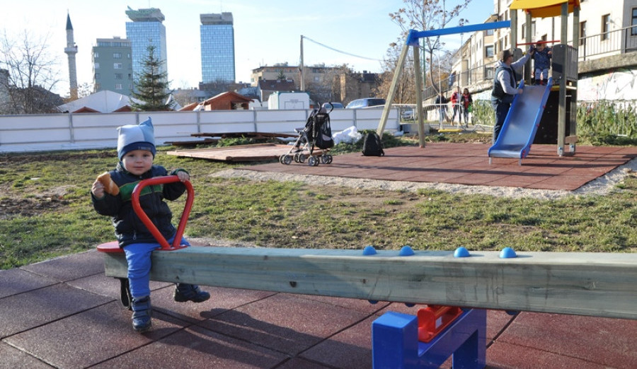 Završeno postavljanje mobilijara na novom „ciciban“ igralištu u parku Hastahana