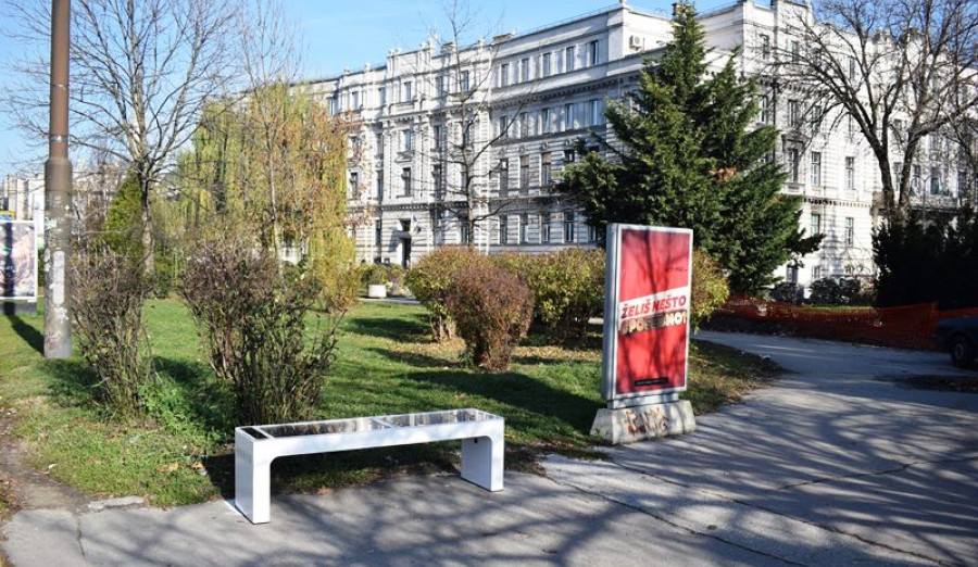 Na tri lokacije u Centru postavljeno šest solarnih klupa
