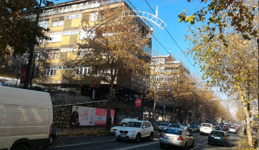 Postavljena svjetlosna dekoracija u Alipašinoj ulici povodom predstojećih praznika