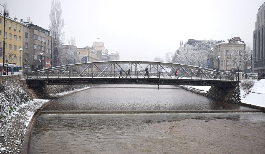 „Zaključajte ljubav“ na Eiffelovom mostu
