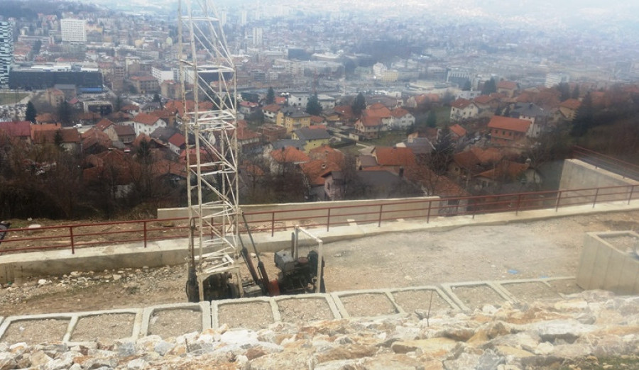 Postavljena zaštitna ograda duž potpornog zida u Urijan Dedinoj ulici