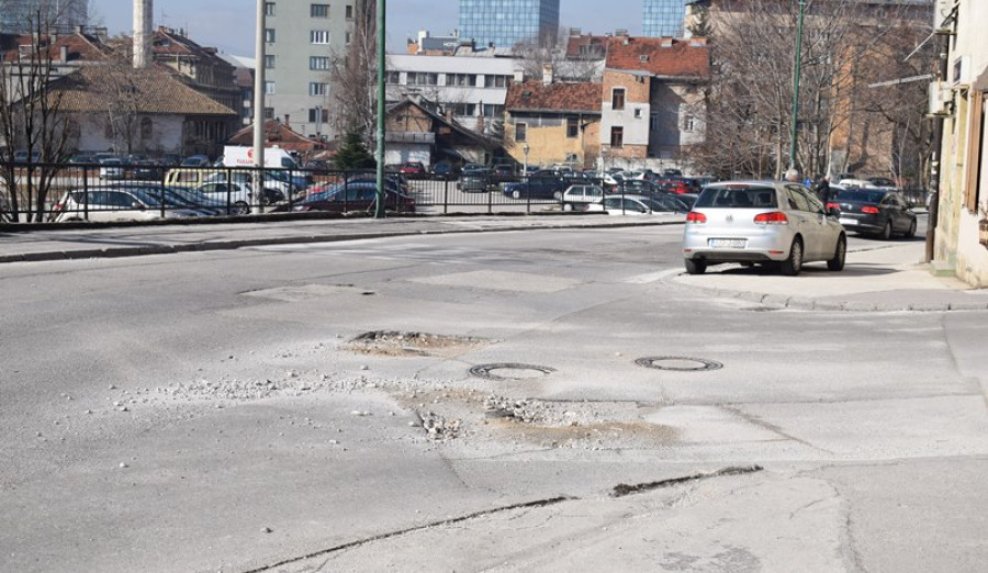Sanacija prokopa i udarnih rupa započinje sa otvaranjem asfaltnih baza