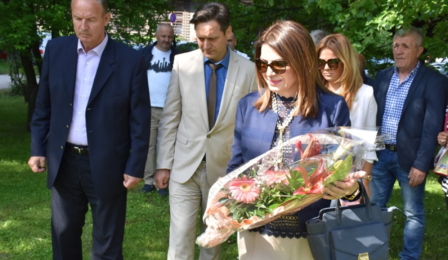 [FOTO] Položeno cvijeće ispred spomen ploče Đevadu Begiću Đildi