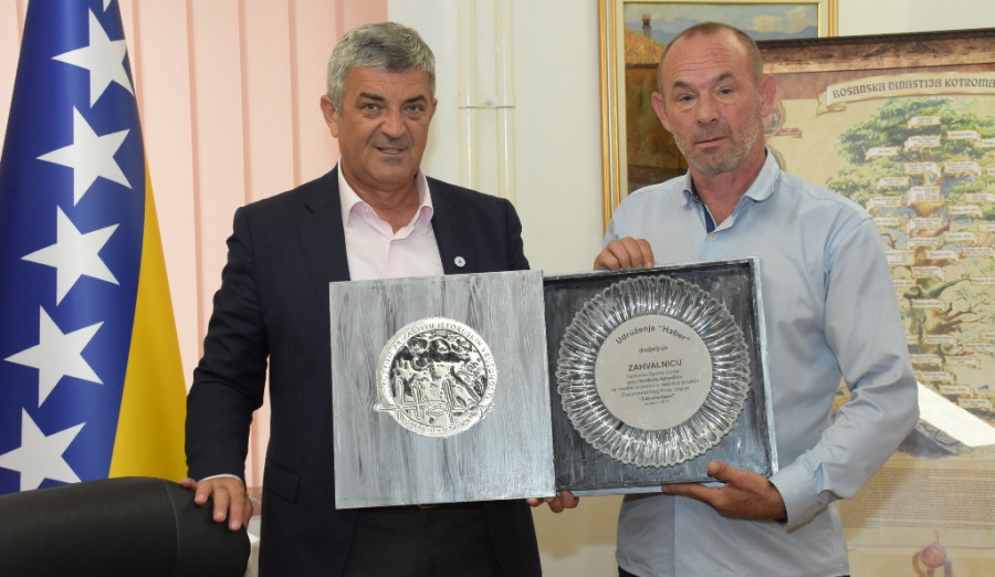 Načelniku Ajnadžiću uručena zahvalnica Udruženja za zaštitu historijskih vrijednosti „Haber“