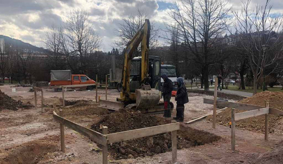 Plutajuća fontana krasi Miljacku