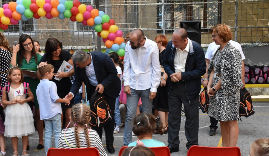Udžbenici i ruksaci sa školskim priborom za prvačiće Katoličkog školskog centra