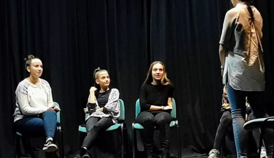 U toku upis u školu glume u Centru za kulturu i mlade