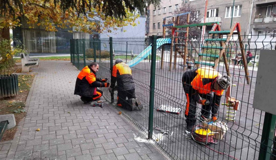 Radnici svakodnevno uređuju i obnavljaju igrališta u općini Centar