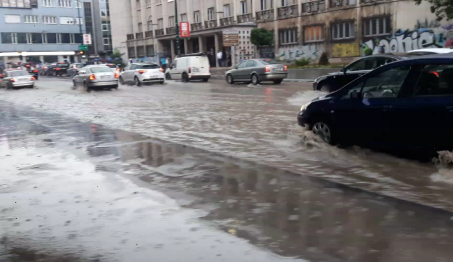 Izdato narandžasto upozorenje zbog jačeg grmljavinskog nevremena sa obilnijim pljuskovima i udarima vjetra