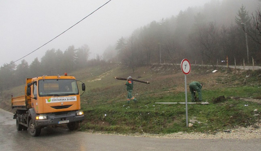 Uklonjena bespravna ograda u Ulici Armije RBiH