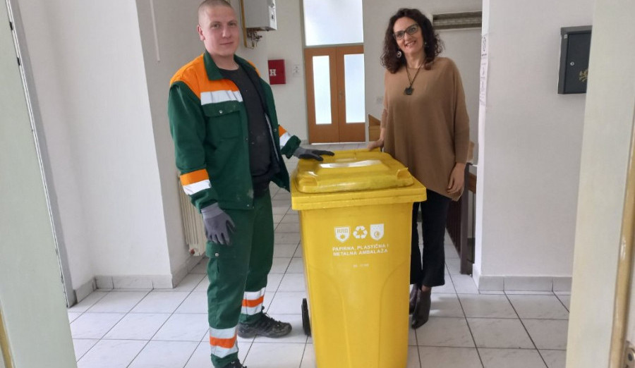 Kante za selektivno odlaganje otpada postavljene u prostorijama mjesnih zajednica Općine Centar