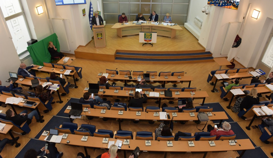 Odluka o utvrđivanju kriterija i visine komunalnih taksi dostupna na web stranici Općine Centar
