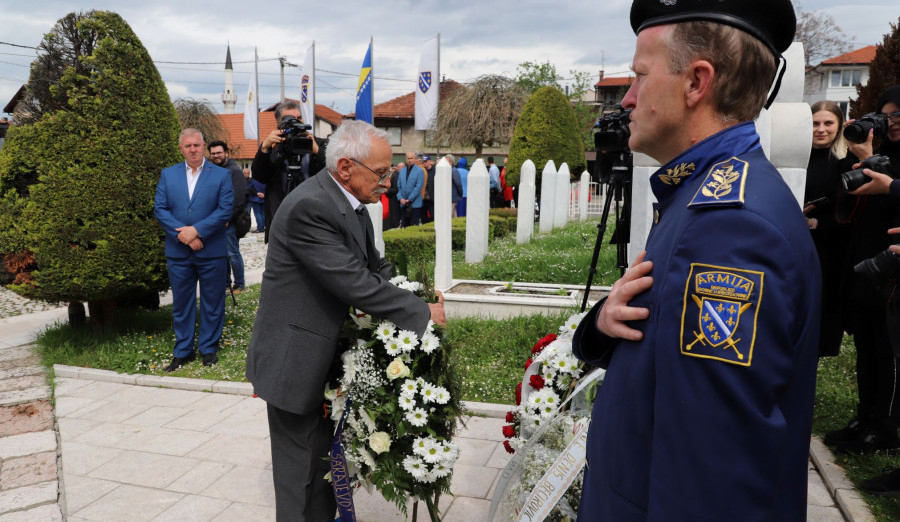 Polaganje cvijeća na mezarju Kovači i spomen obilježja 2. maja