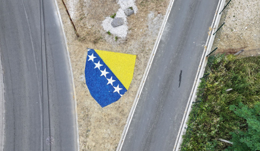 Grb Bosne i Hercegovine krasi ulaz u naselja Kromolj i Slatina