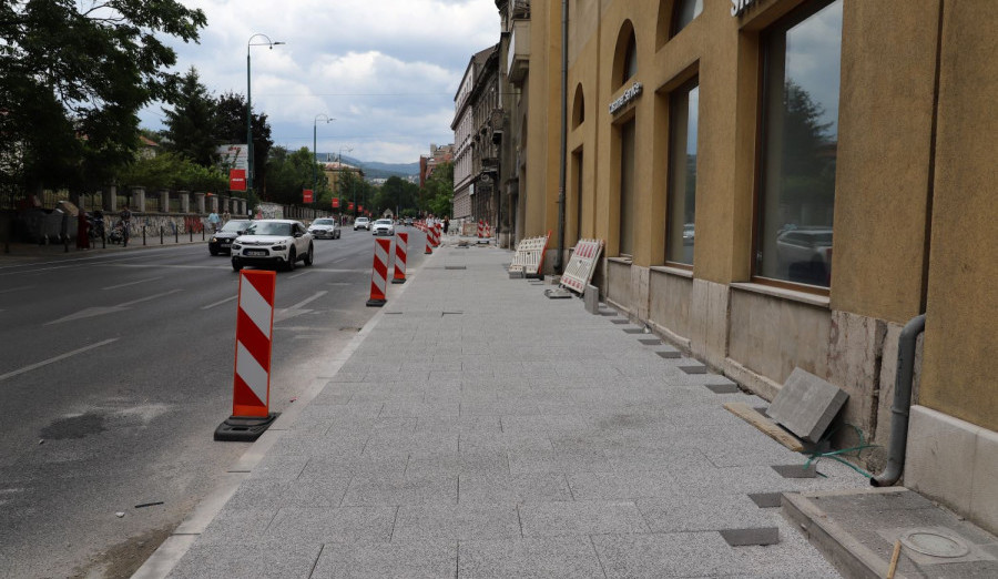 U toku popločavanje pješačkog pojasa u Ulici Maršala Tita