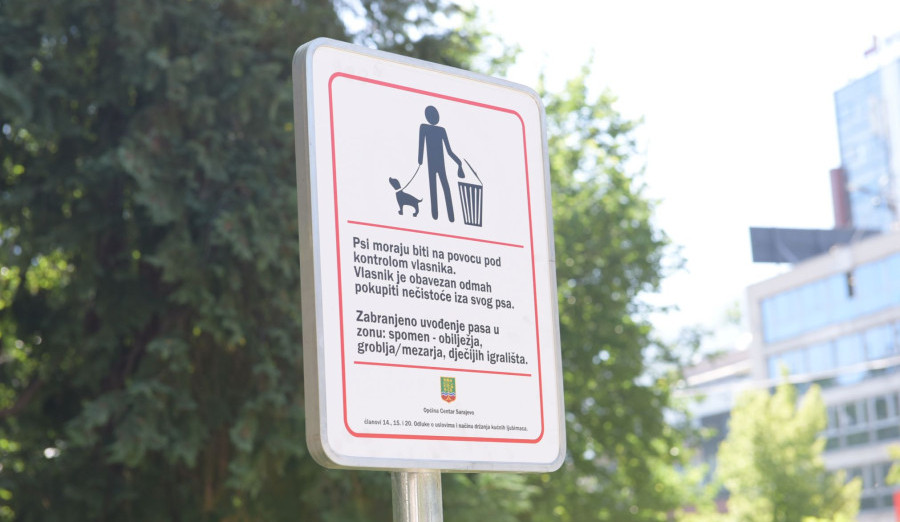 Postavljene informativne table o pravilima za vlasnike pasa u Velikom parku