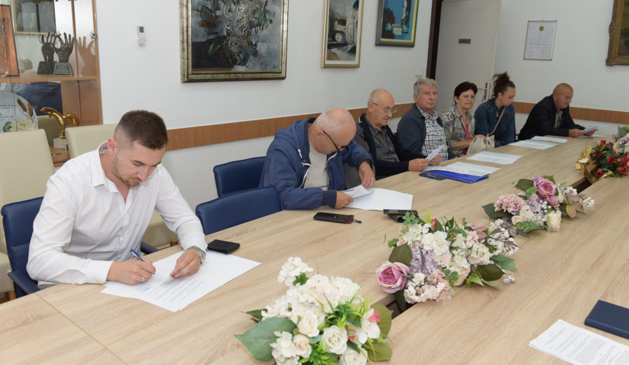 Načelnik Mandić potpisao ugovore za sufinansiranje energetske efikasnosti