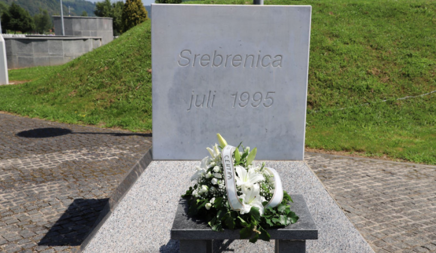 Sutra u 12 sati oglasit će se sirene u znak sjećanja na žrtve genocida u Srebrenici