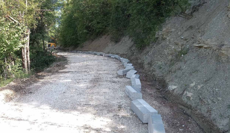 Radovi na rekonstrukciji i asfaltiranju saobraćajnice u zaseoku Gradac