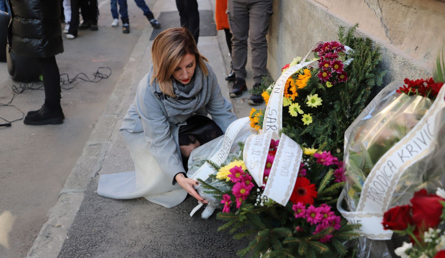 Položeno cvijeće na mjestu pogibije osam sugrađana u Gimnazijskoj ulici