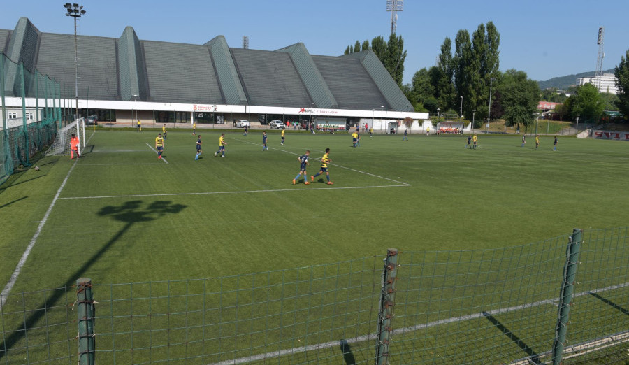 Zamjena umjetne trave na pomoćnom stadionu na Koševu