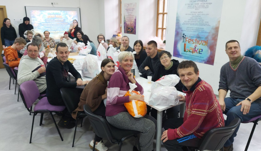 Mala svečanost i podjela paketića za članove Udruženja „Oaza“