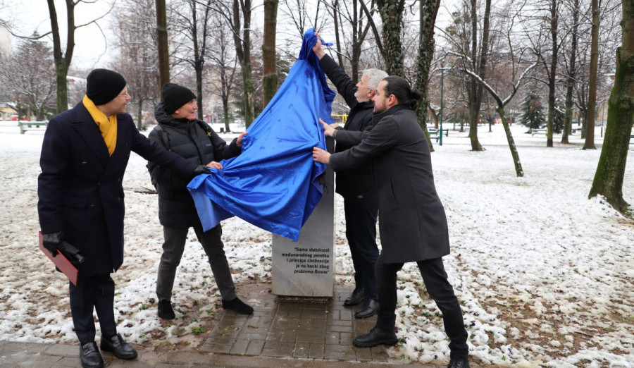 Otkrivena bista Tadeusza Mazowieckog