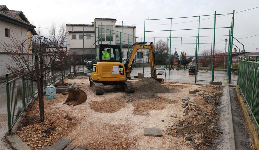Započelo uređenje igrališta kod OŠ „Alija Nametak“