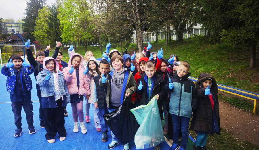 Učenici osnovnih i srednjih škola očistili i uredili školska dvorišta