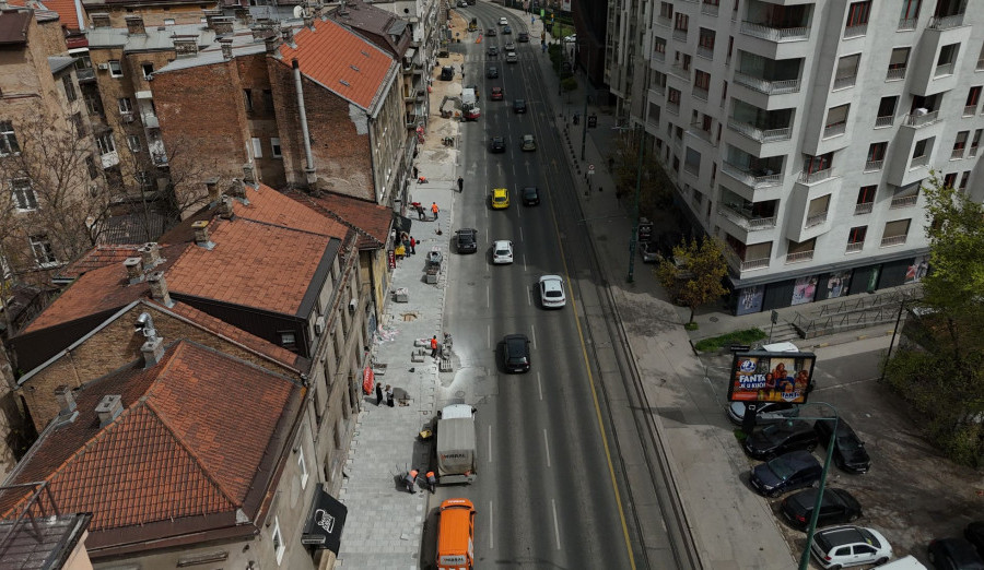 Počelo popločavanje pješačkog pojasa u Ulici Hiseta