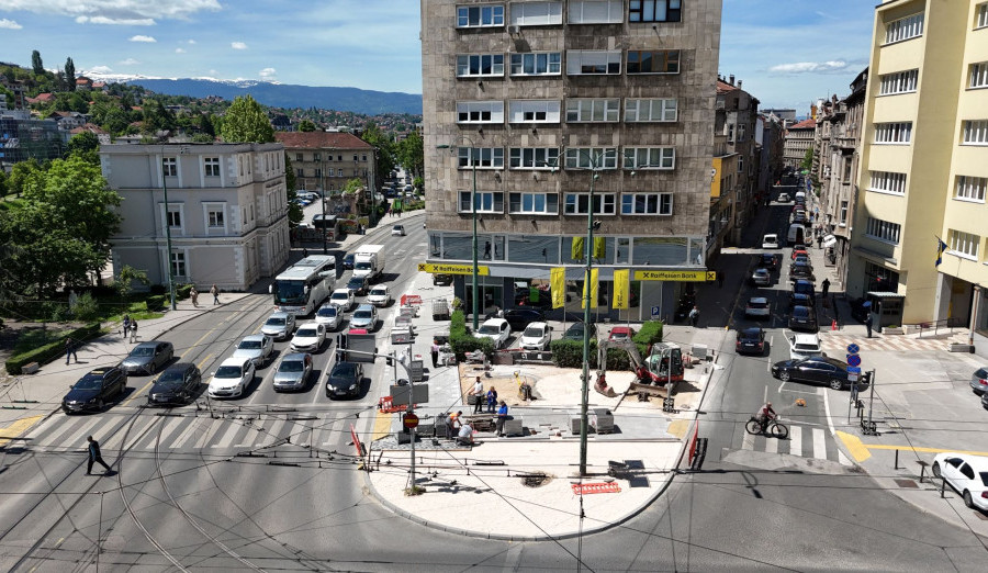 Privode se kraju radovi na popločavanju pješačkog pojasa u Ulici Hiseta