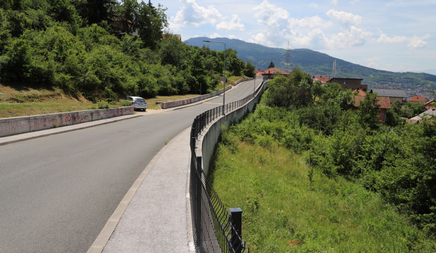 Postavljanje zaštitne ograde duž Ulice Adnana Aslanija