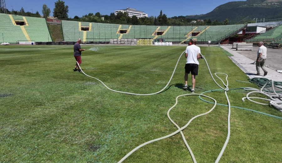 Hidrosjetva u toku, ekipe danonoćno pripremaju teren za subotnju utakmicu