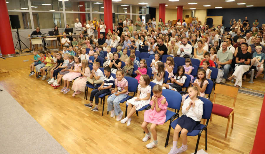 Prvačićima Katoličkog školskog centra podijeljeni ruksaci i školski pribor